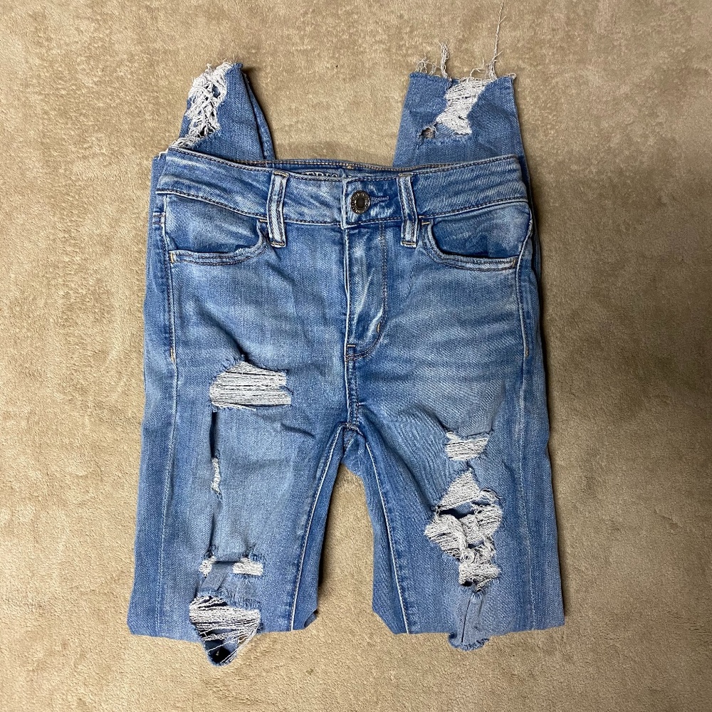 Distressed ankle jeans
